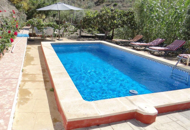 Pool mit Sonnenterrasse zum sitzen und liegen