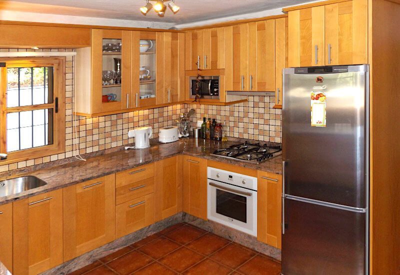 Many base units and wall units provide space for all kitchen items.