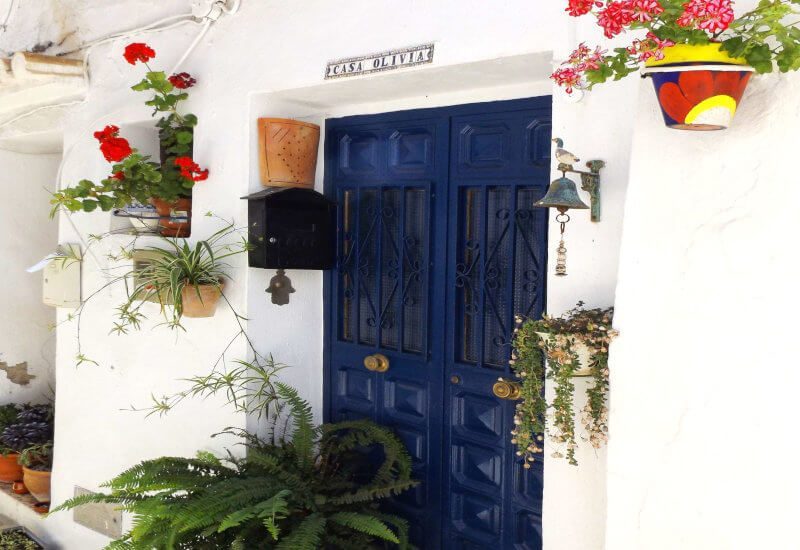 Foto van de ingang van Casa Olivia met een typische blauwe andulisiaanse deur