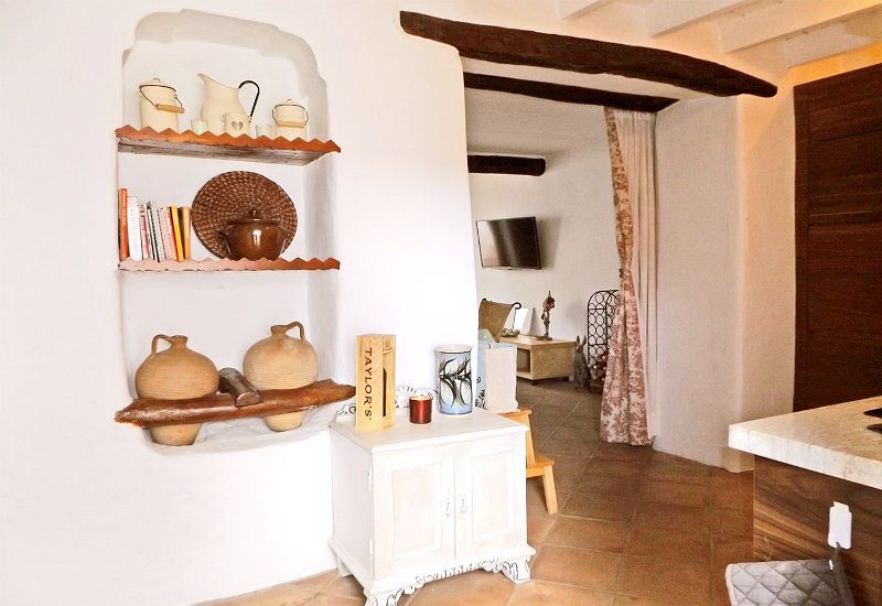 Entree met rustieke wandplank houten plafondconstructie