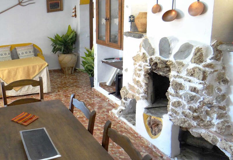 Esszimmer und Wohnzimmer mit rustikaler Wand