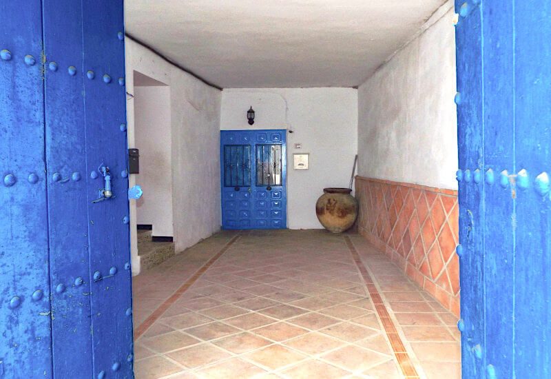 Ingang van het traditionele witte herenhuis in Sedella