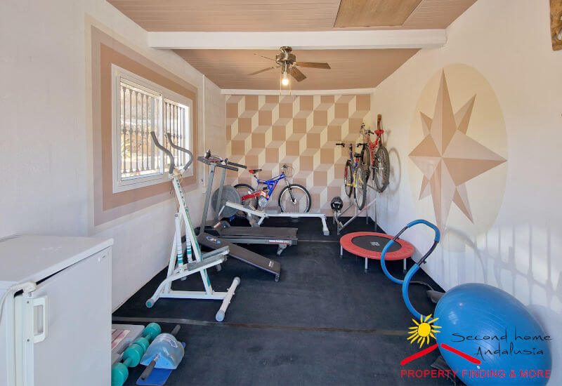 Der Fitnessraum befindet sich in einem zusätzlichen Gebäude am Parkplatz