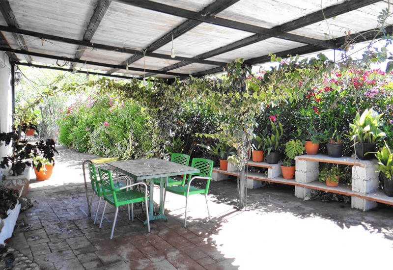 Überdachte Terrasse vor dem Haus