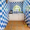 Sommerküche Sommerküche mit blau-weißen Kacheln und Bogenfenster