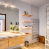 Badkamer Badkamer met douche en spiegels