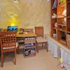 Büro / Studierzimmer Das Büro oder Arbeitszimmer mit Platz für einen Tisch und ein Regal mit viel Platz