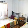 Schlafzimmer B Schlafzimmer B mit Doppelbetten und großem Fenster
