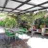 Vordere Terrasse Überdachte Terrasse vor dem Haus