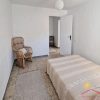 Einfaches Schlafzimmer mit Einzelbett und Platz für Stuhl