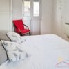 Slaapkamer 3 Slaapkamer 3 met tweepersoonsbed en metalen deur naar het balkon, een kleine kledingkast, stoel en verwarming