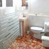 Badezimmer Badezimmer mit Dusche und Toilette