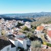 Blick von der Dachterrasse über die Häuser von Canillas de Aceituno und die Hügel der Axarquía und das Mittelmeer im Hintergrund