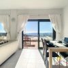 lichte woon-eetkamer met twee grote glazen terrasdeuren met fantastisch uitzicht over het landschap