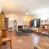 Woonkamer Brede woonkamer met open haard