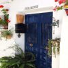 Foto van de ingang van Casa Olivia met een typische blauwe andulisiaanse deur