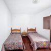 Tweepersoonskamer Een slaapkamer met twee eenpersoonsbedden en een grote glazen deur