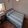 Schlafzimmer 1 mit einem Kingsize-Bett und einem kleinen Holzfenster