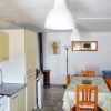 Keuken met houtkachel met eettafel en fauteuil in Spaans dorp