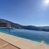 Vanuit het moderne overloopzwembad heb je een fantastisch uitzicht over de heuvels tot aan de zee van de Axarquía.
