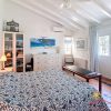 Hauptschlafzimmer Hauptschlafzimmer mit Doppelbett, Fenster und einem Schrägen Dach mit Balken