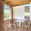Overdekte veranda aan de voorkant Overdekt terras aan de voorkant van het huis