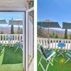 Balkon des Studios Zwei Bilder vom Balkon des Studios mit zwei Sitzgelegenheiten, Sonnenschirmen und schöner Aussicht