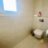 Apart toilet Een apart toilet met een klein raam en een wastafel