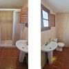 En-suite badkamer Kleine en-suite badkamer met toilet, douche en klein raam