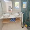 Hoofdbadkamer Hoofdbadkamer met 2 wastafels en een moderne grote douche