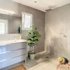 een moderne badkamer van hoge kwaliteit met een grote doucheruimte