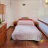 Hoofdslaapkamer Hoofdslaapkamer met kingsize bed en klein houten raam