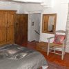 Hauptschlafzimmer mit 4-türigem Kleiderschrank, altmodische kleine Holztür zum Treppenhaus