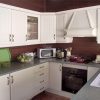 Foto van volledig ingerichte witte keuken