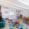Studio Ein kleines Studio, ausgestattet wie eine Wohnung, mit Fenstern zu allen Seiten und einem Ofen.