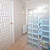 En-suite Badezimmer Das zweite Schlafzimmer verfügt über ein kleines En-suite Badezimmer mit einer durch eine Glasziegelwand abgetrennten Dusche.