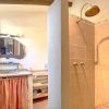 De badkamer maakt deel uit van de hoofdslaapkamer en heeft een douche, toilet en wastafel.