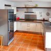 offene voll ausgestattete Küche in einem renovierten Stadthaus in Andalusien