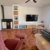 Woonkamer Woonkamer met bank en TV-fauteuil, moderne houtkachel en grote TV