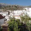 Blick von der Terrasse auf das weiße andalusische Dorf Sedella 