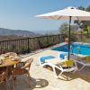 Foto van zwembad en terras met uitzicht over het prachtige landschap van de Axarquia.