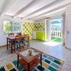 Studio 
Das Studio im obersten Stockwerk des Hauses verfügt über einen Esstisch, eine kleine Küche sowie Glastüren zum Balkon.
