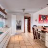 Keuken Een moderne keuken met bar in het midden