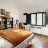 Slaapkamer begane grond Brede slaapkamer begane grond met tweepersoonsbed, plank en raam