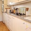 Keuken Compleet ingerichte moderne keuken in roomwit