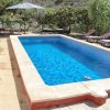 Zwembad met zonneterras om te zitten en te zonnebaden