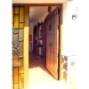 De houten deur van de entree is rustiek en breed