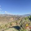 Ver uitzicht over het heuvelachtige landschap van de provincie Málaga met de berg Maroma