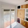 Hoofdslaapkamer Hoofdslaapkamer met ingebouwde wand en grote glazen deuren naar het terras