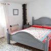 Schlafzimmer mit Doppelbett urigem Fenster auf Dorf und Wandschrank